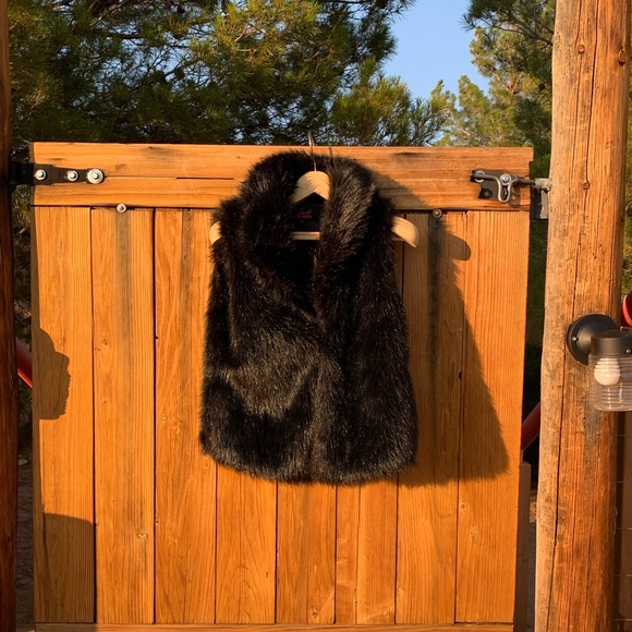 JACK bb Dakota Faux Fur Vest Black -Medium - Picture 1 of 5